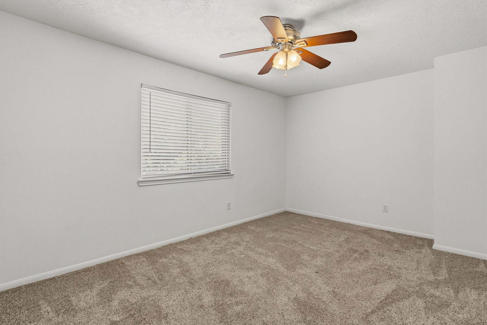 1107 Elmgrove Park Lane, Seabrook, TX 77586 Secondary bedroom with ceiling fan
