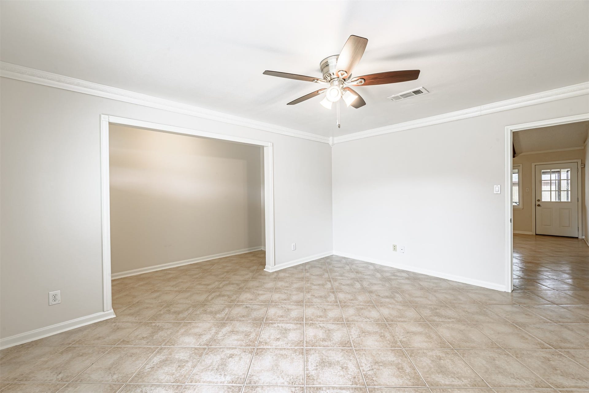 124 Dogwood Street, Sugar Land, TX 77478 Experience seamless flow from the kitchen to the formal living area on the left and a welcoming exit to the covered patio and backyard on the right, all enhanced by elegant ceramic tile throughout the main living space.