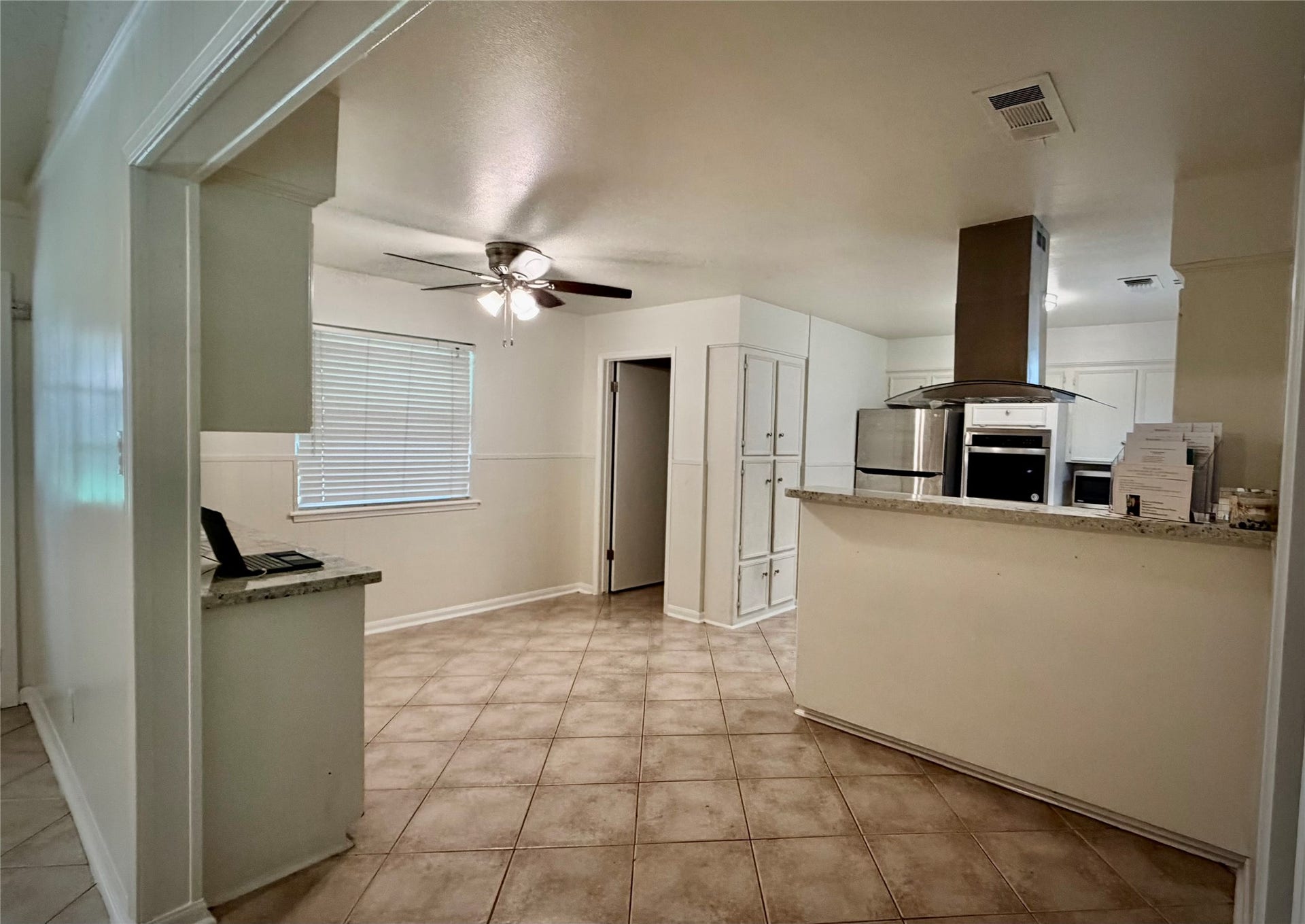 124 Dogwood Street, Sugar Land, TX 77478 Discover the heart of the home with an open kitchen seamlessly flowing into a cozy breakfast nook, perfect for family gatherings and morning coffee.