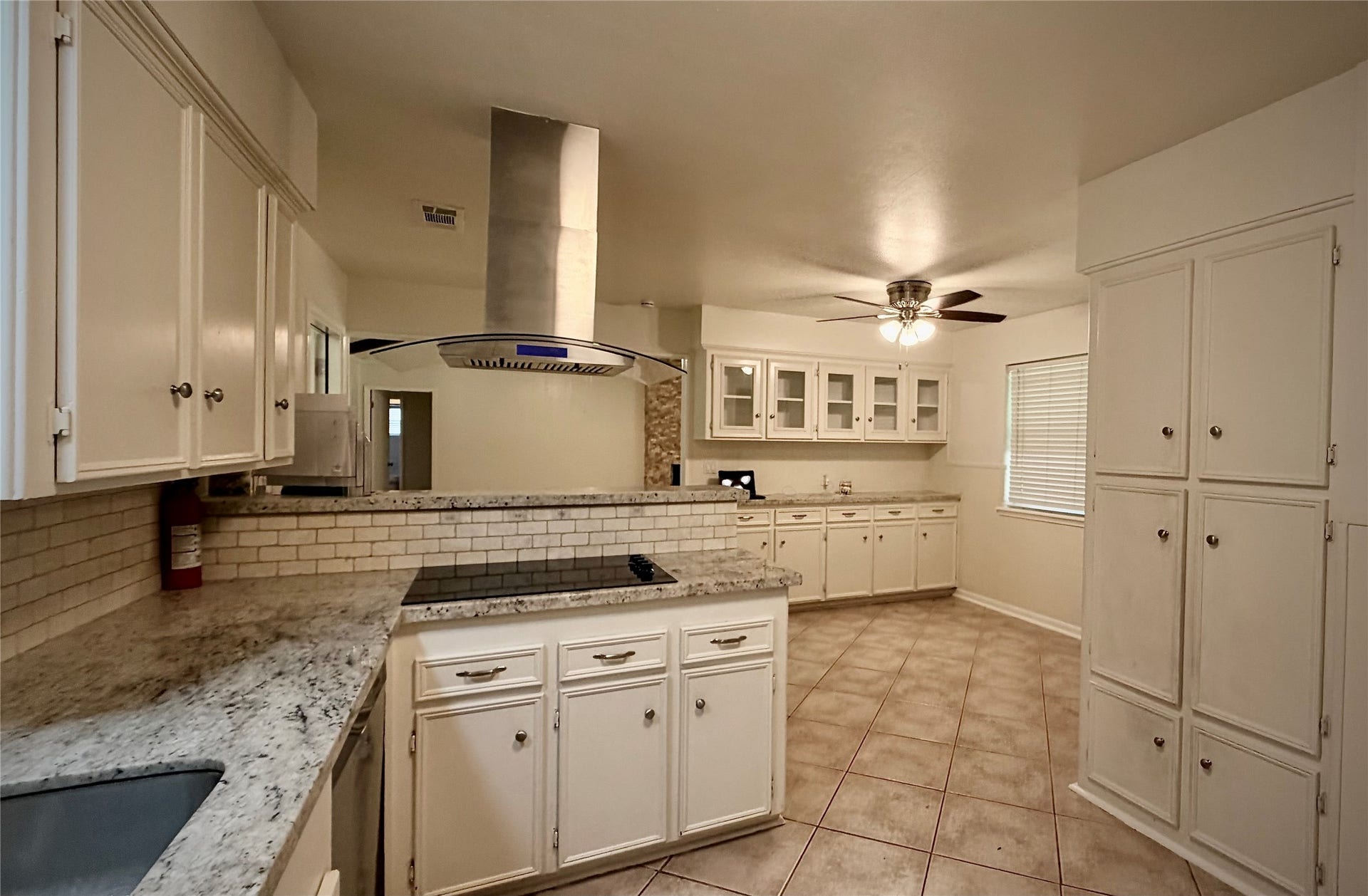124 Dogwood Street, Sugar Land, TX 77478 Expansive kitchen seamlessly connects to a bright breakfast nook, ideal for casual dining and entertaining.