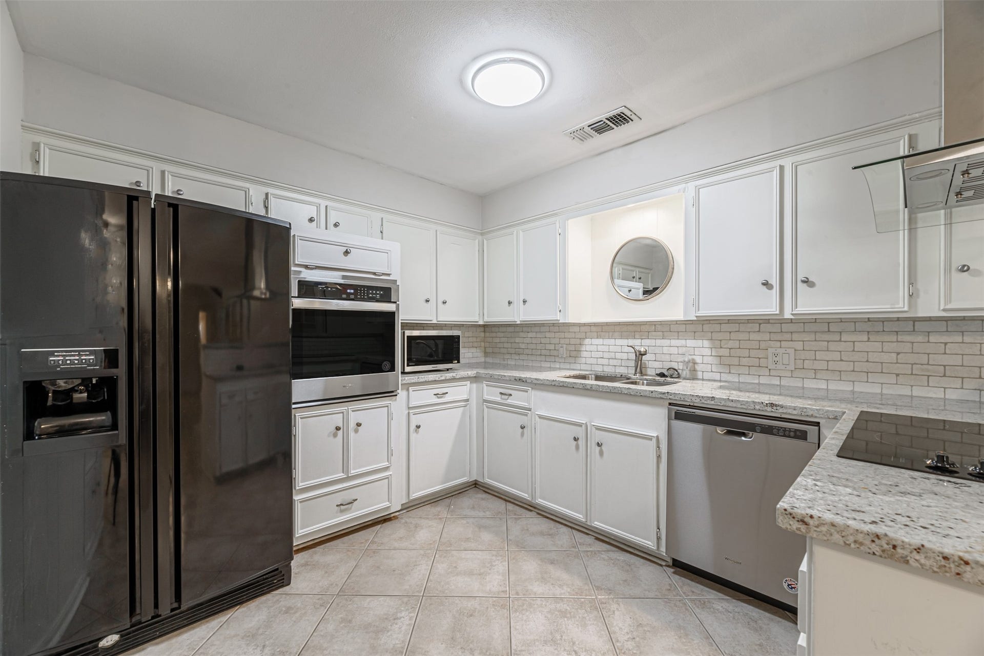 124 Dogwood Street, Sugar Land, TX 77478 The shiny spot of the house "The fully equipped kitchen" you just bring your pots and pans.