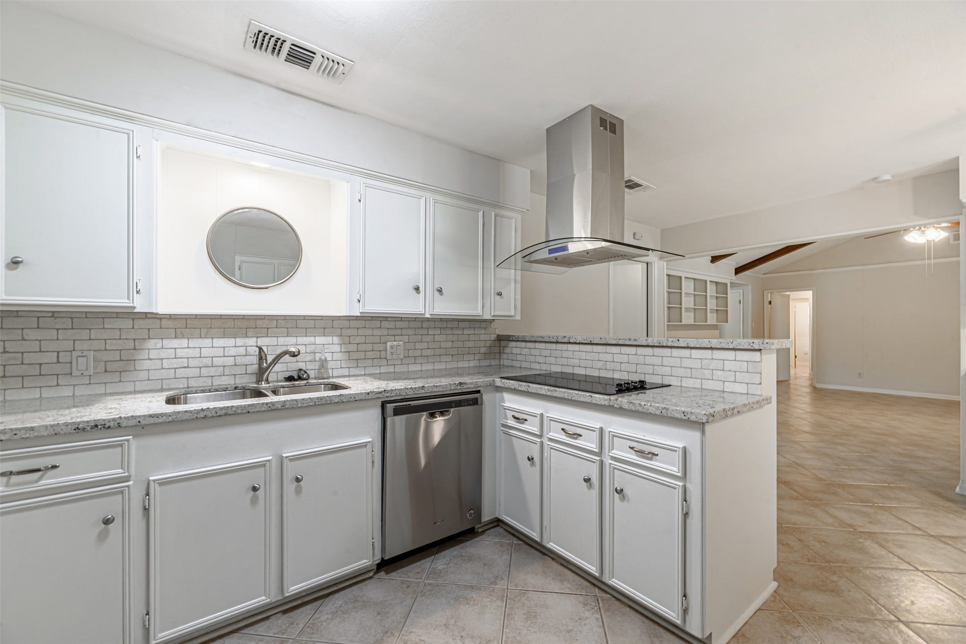 124 Dogwood Street, Sugar Land, TX 77478 Newly renovated kitchen, you'll love to cook in this spotless kitchen!