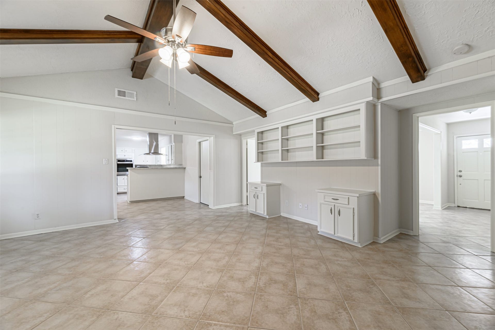 124 Dogwood Street, Sugar Land, TX 77478 Discover the ideal space for your home office within this spacious family room, perfectly accommodating your desk and work needs.