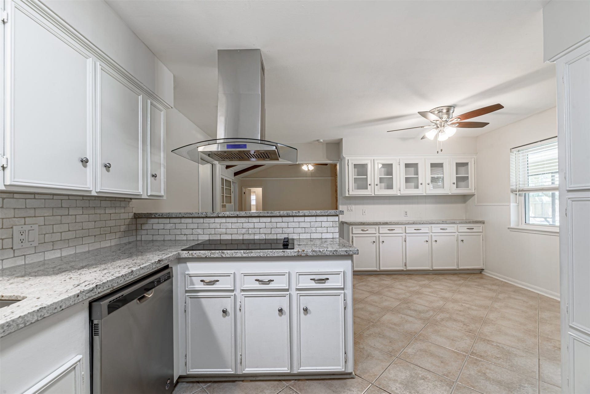 124 Dogwood Street, Sugar Land, TX 77478 The open layout of this home incorporates the kitchen into the living room, giving you complete control when having gatherings.