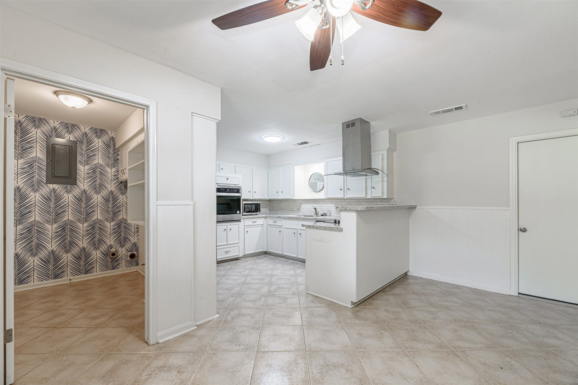 124 Dogwood Street, Sugar Land, TX 77478 Utility room inside the house, behind the kitchen.