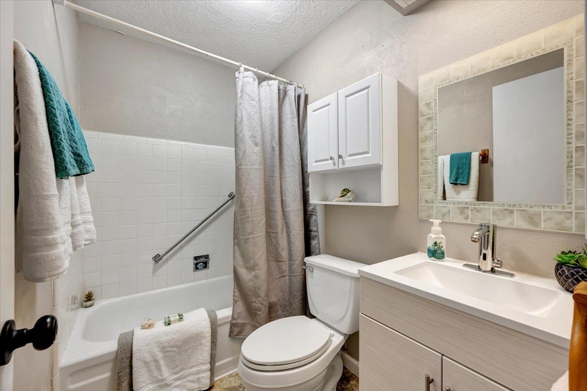 3910 Laura Leigh Drive, Friendswood, TX 77546 3910 Laura Leigh Drive, Friendswood, TX 77546