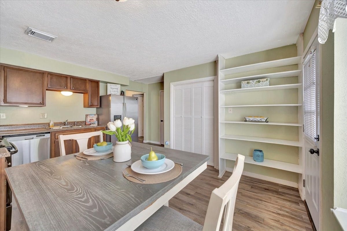 3910 Laura Leigh Drive, Friendswood, TX 77546 3910 Laura Leigh Drive, Friendswood, TX 77546