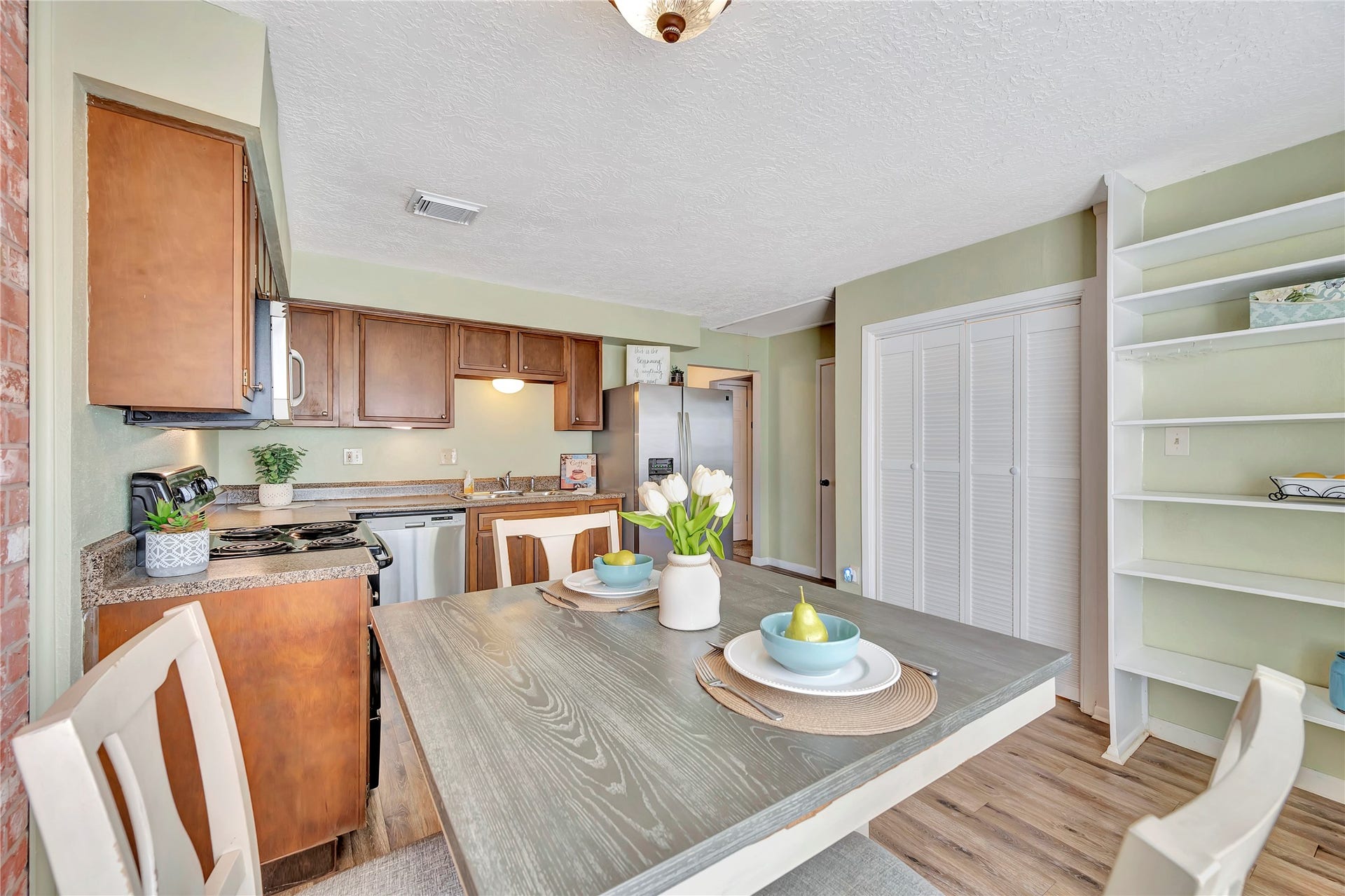 3910 Laura Leigh Drive, Friendswood, TX 77546 3910 Laura Leigh Drive, Friendswood, TX 77546