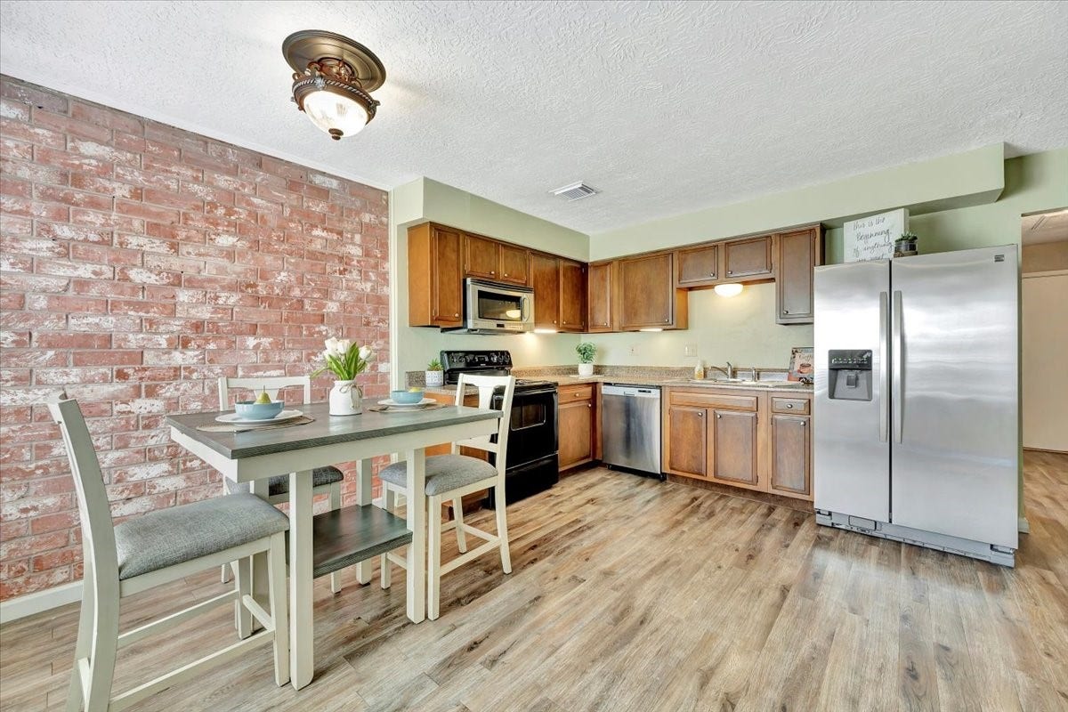 3910 Laura Leigh Drive, Friendswood, TX 77546 3910 Laura Leigh Drive, Friendswood, TX 77546