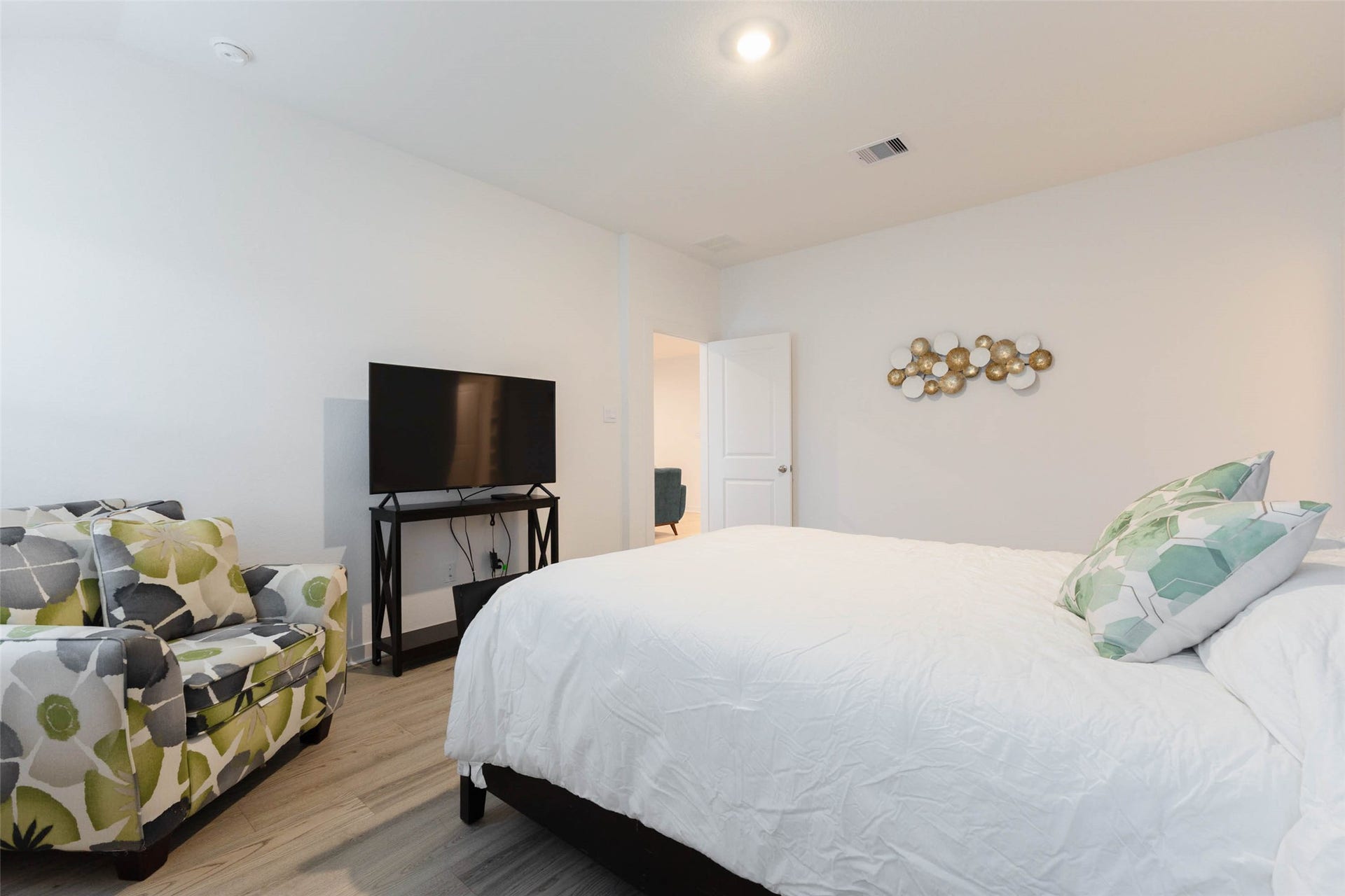 30502 White Cliff Court, Fulshear, TX 77441 Bright and inviting bedroom.