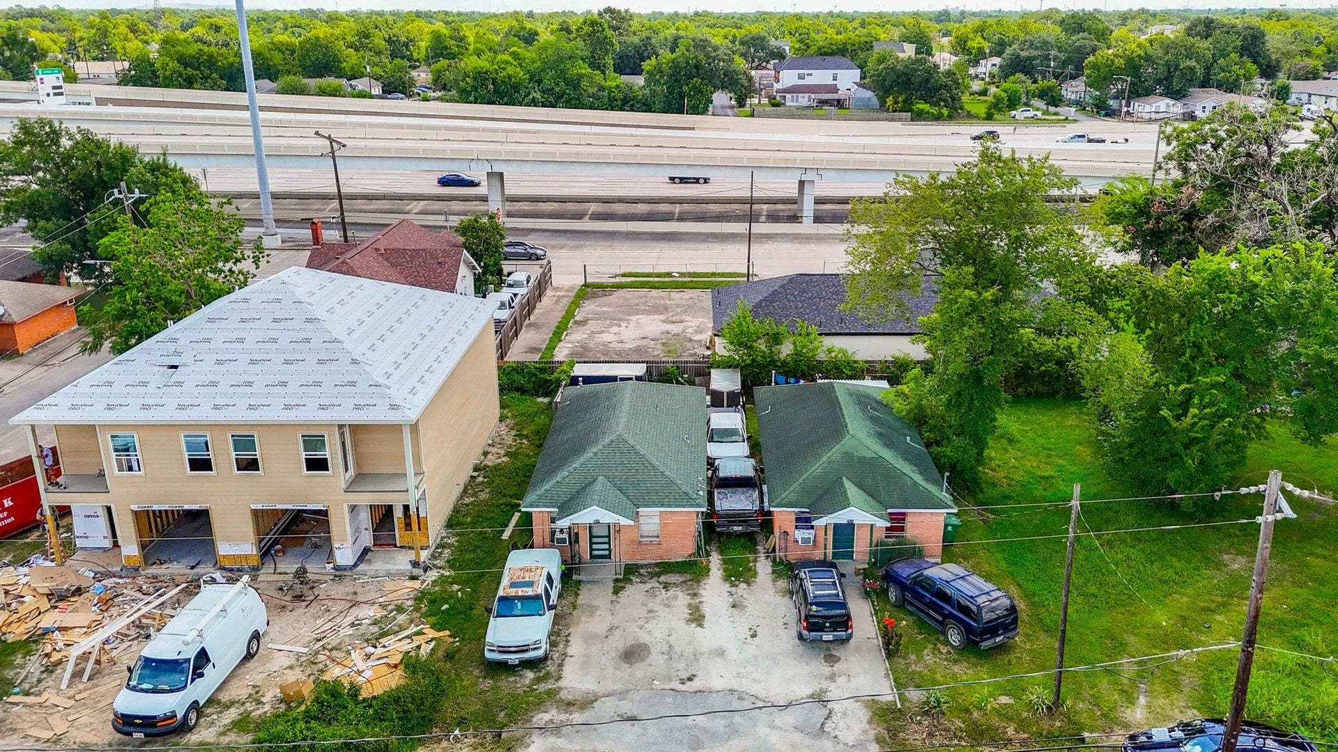 2828 Brackenridge Street, Houston, TX 77026 Two units with long term tenants surrounded by new construction.