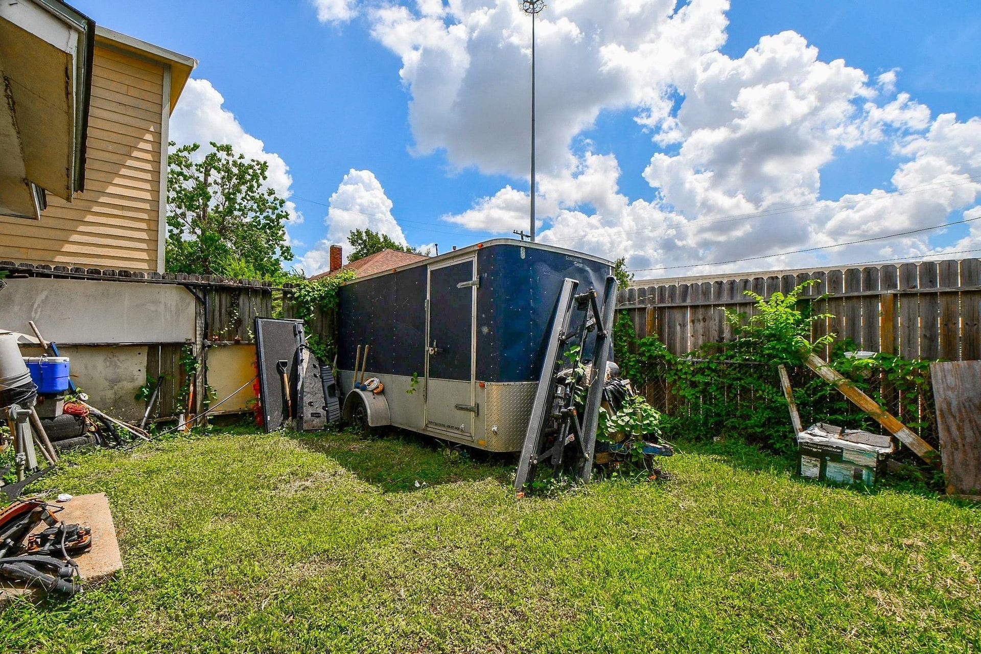 2828 Brackenridge Street, Houston, TX 77026 Back yard of property.