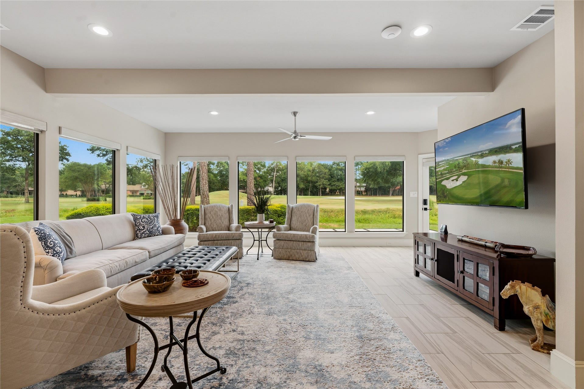 75 Huntsmans Horn Circle, The Woodlands, TX 77380 Spacious family room with ample natural light.