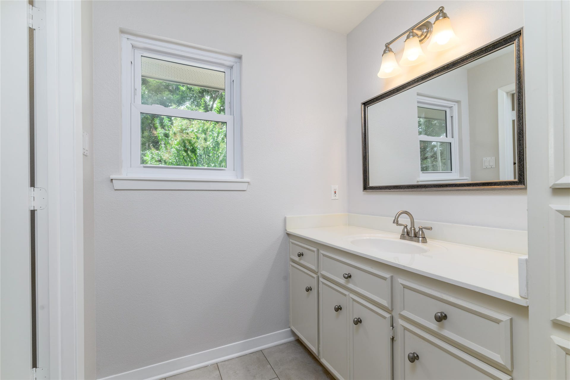 904 Winston Drive, Richmond, TX 77469 Upstairs hall bath.