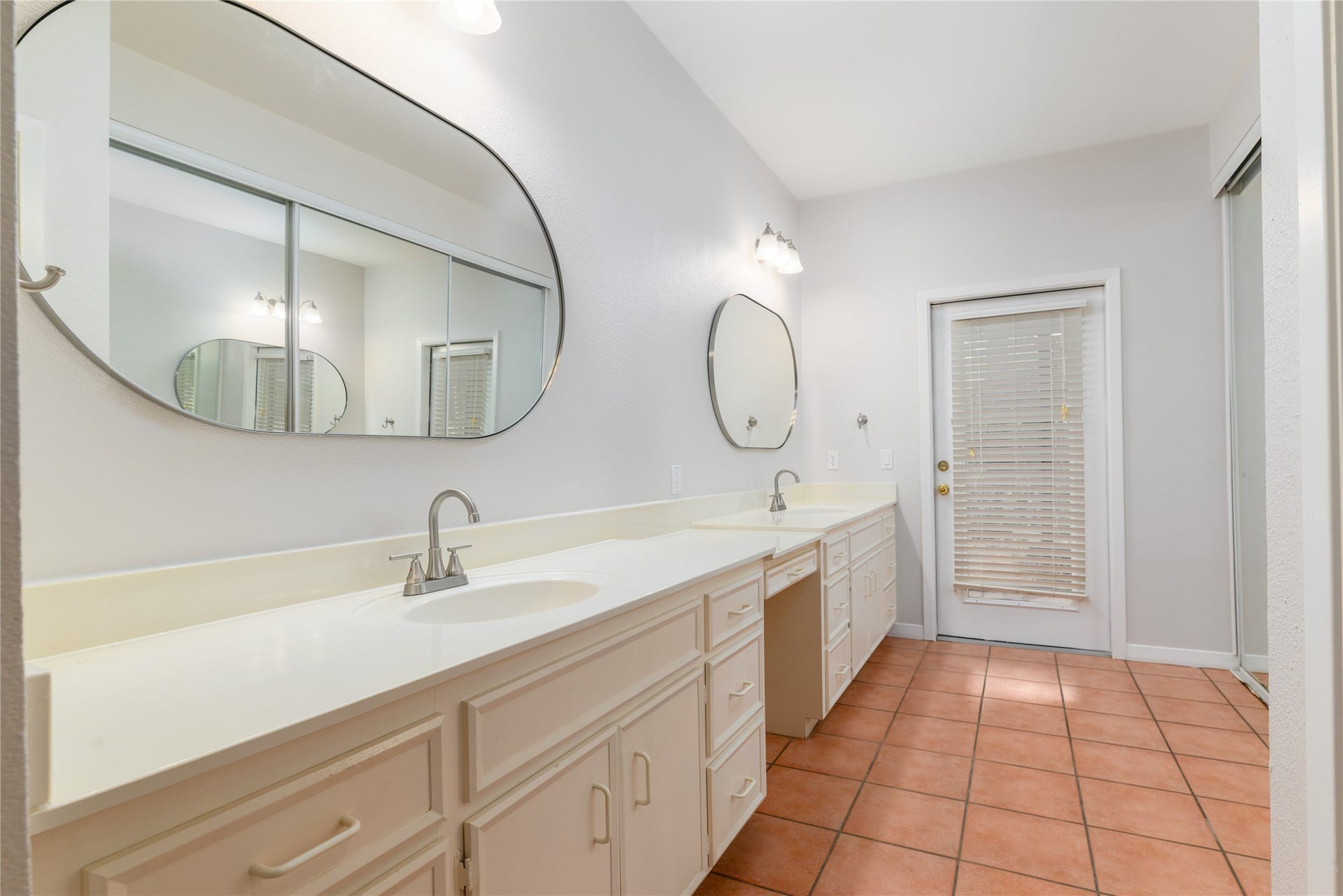 904 Winston Drive, Richmond, TX 77469 The primary bathroom has dual sinks, vanity, another sliding door closet, a walk-in closet and another private entrance to the wrap-around screened in porch.
