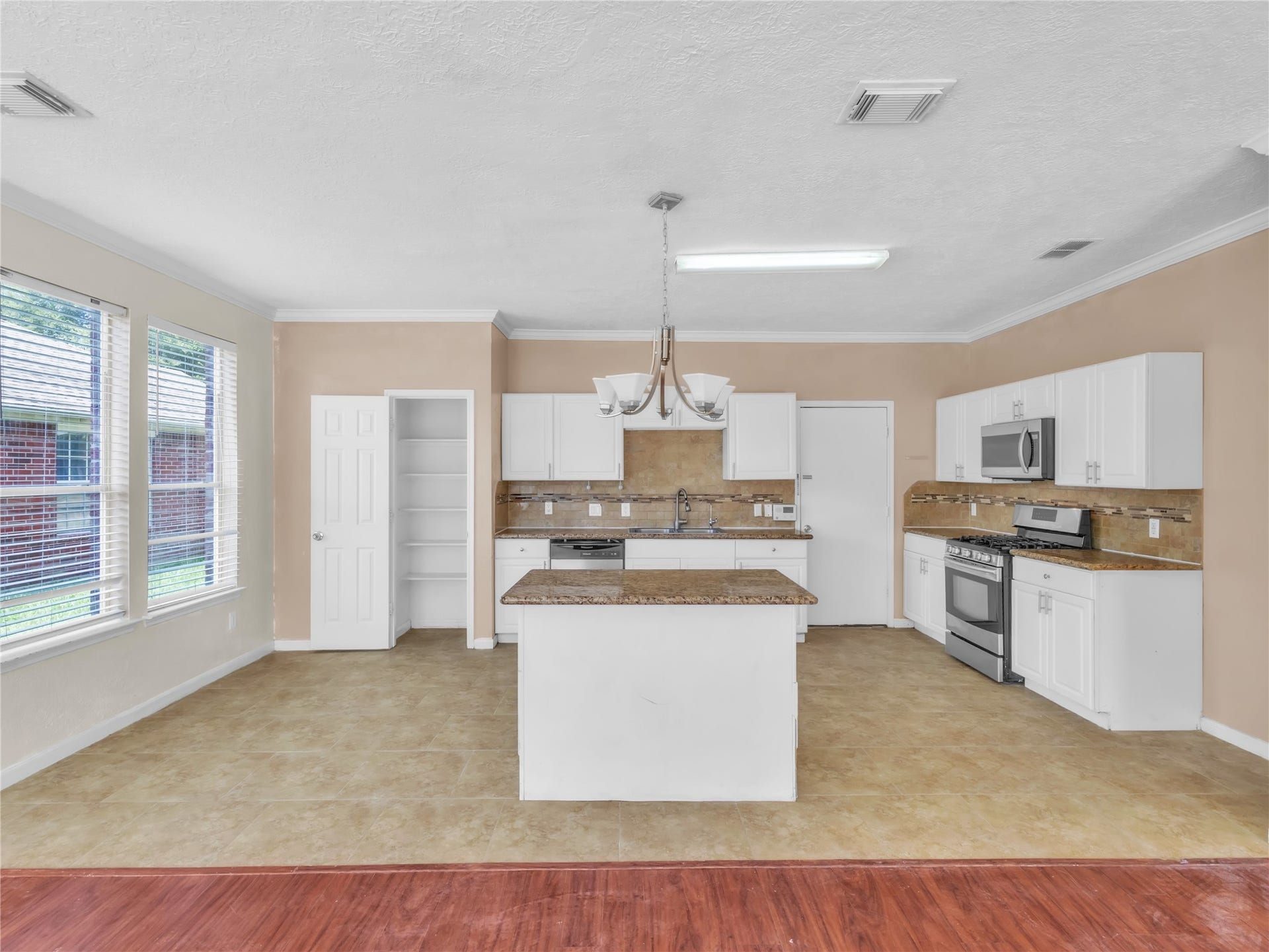 14811 Stocklin Court, Sugar Land, TX 77498 Kitchen