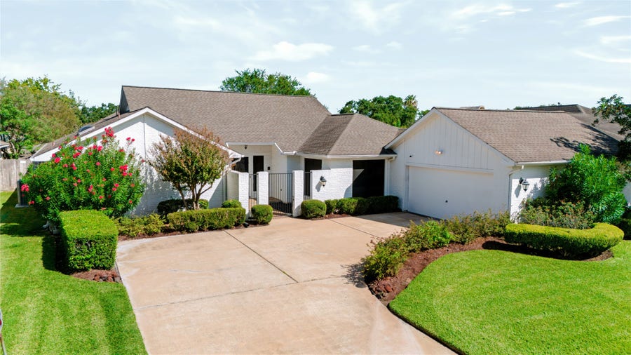 Property photo for 3323 Country Club Boulevard, Stafford, TX