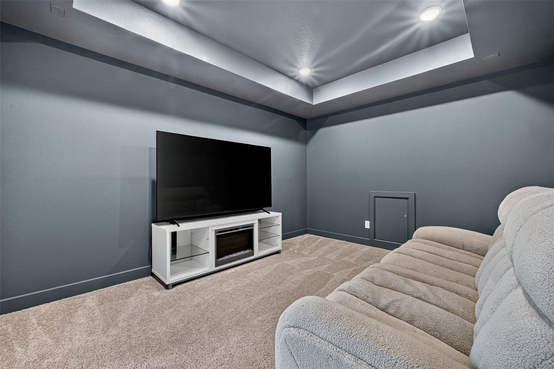 2511 Falling Fig Lane, Richmond, TX 77406 An expansive media room featuring elegant tray ceilings and refined recessed lighting, offering a sophisticated setting for immersive movie nights, premium entertainment, and unforgettable gatherings in the comfort of home.