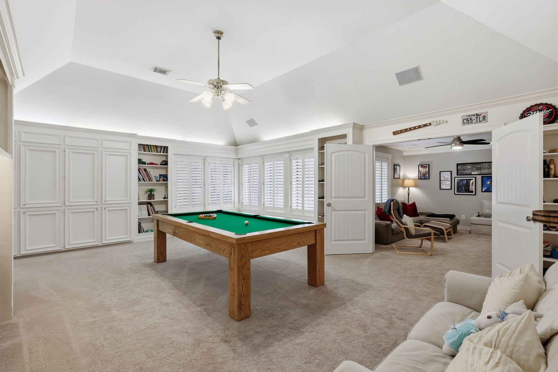 4519 Castlewood Street, Sugar Land, TX 77479 Gorgeous and gigantic main suite, full of natural light. It also has gorgeous views of the back!
