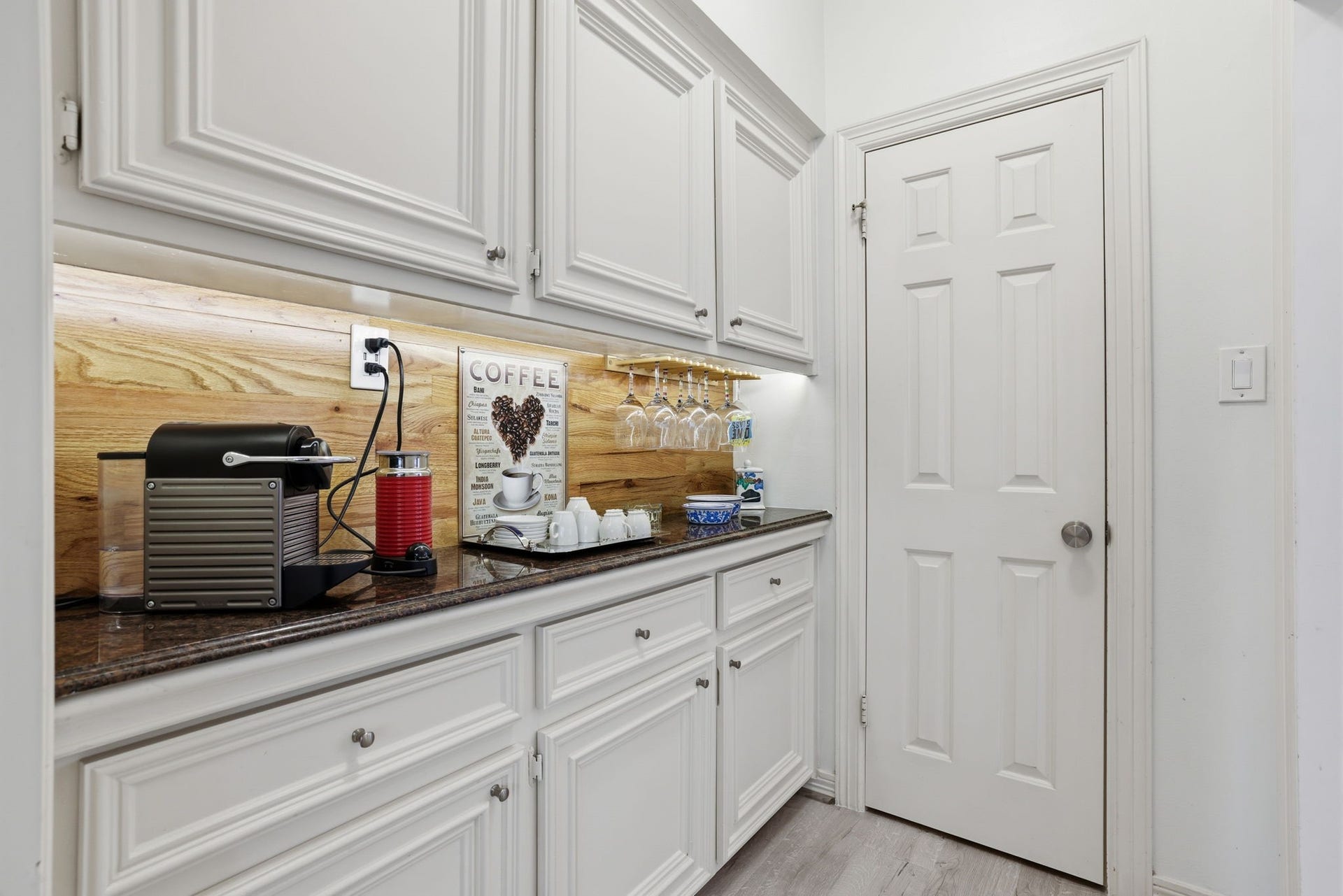 4519 Castlewood Street, Sugar Land, TX 77479 Great butler's bar
