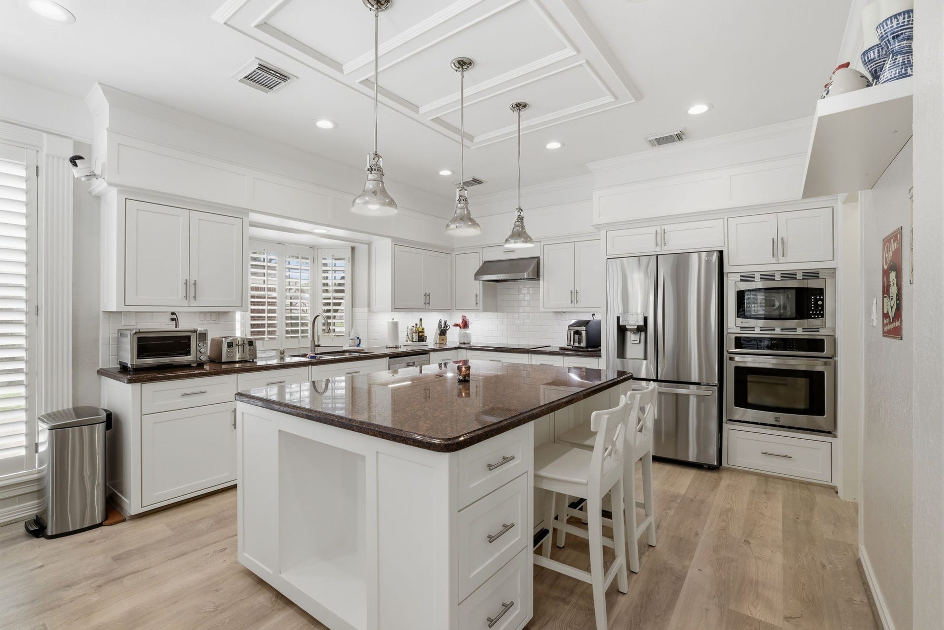4519 Castlewood Street, Sugar Land, TX 77479 Very spacious, refaced Kitchen with plenty of cabinets space, a big island and upgraded appliances, and recessed lightening; very bright with tons of nature light too!