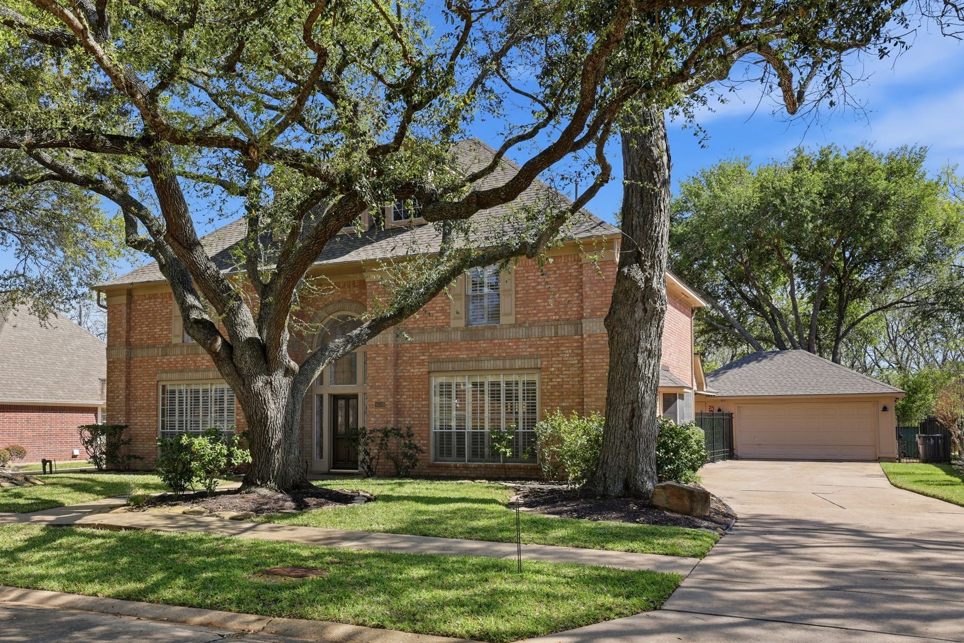 4519 Castlewood Street, Sugar Land, TX 77479 Gorgeous home in the sought-after Sutton Park Subdivision, in Commonwealth.