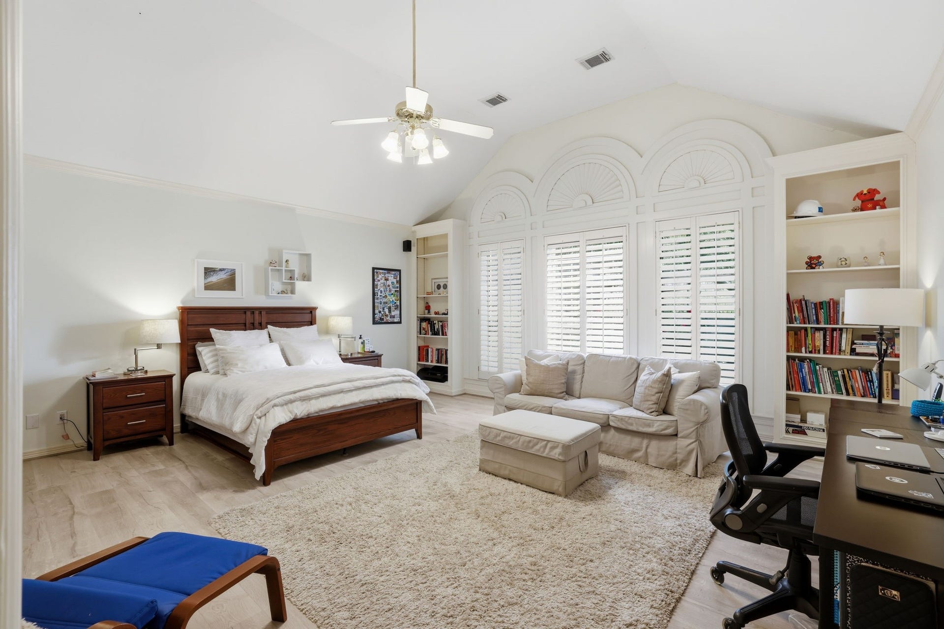 4519 Castlewood Street, Sugar Land, TX 77479 Gorgeous and gigantic main suite, full of natural light. It also has gorgeous views of the back!