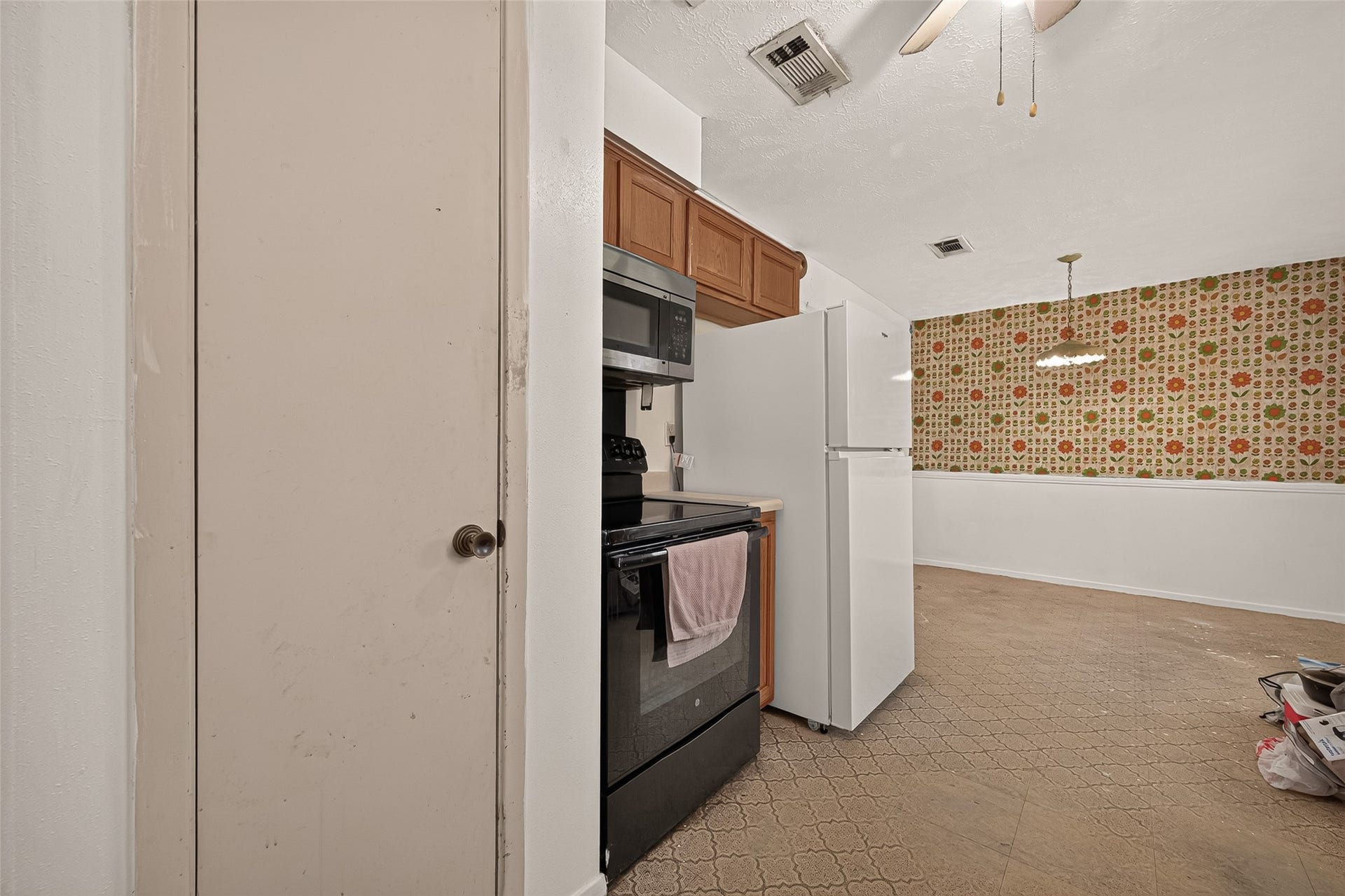 7742 Willow Mint Lane, Houston, TX 77086 A look closer of the kitchen.