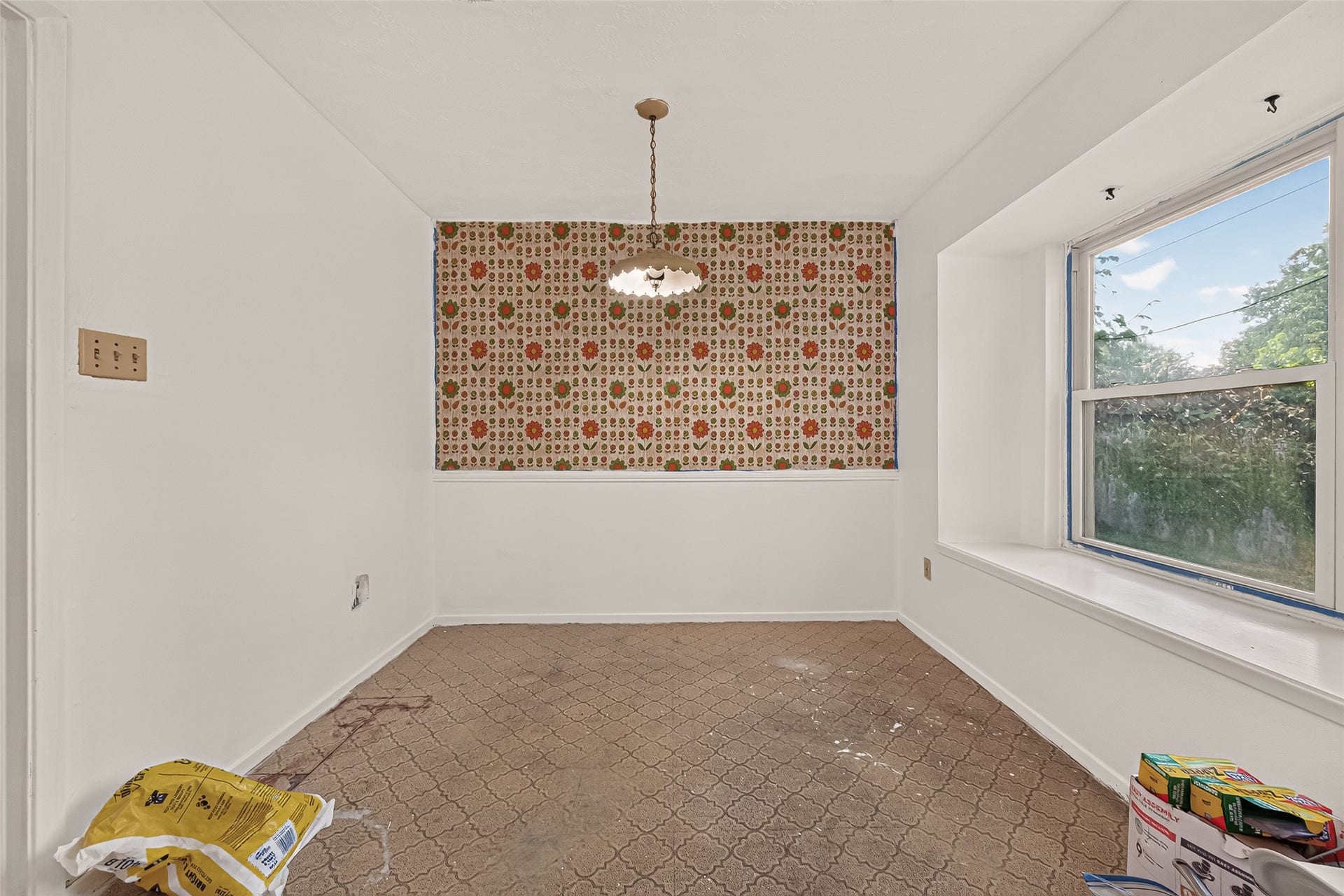 7742 Willow Mint Lane, Houston, TX 77086 Breakfast area - light and bright.