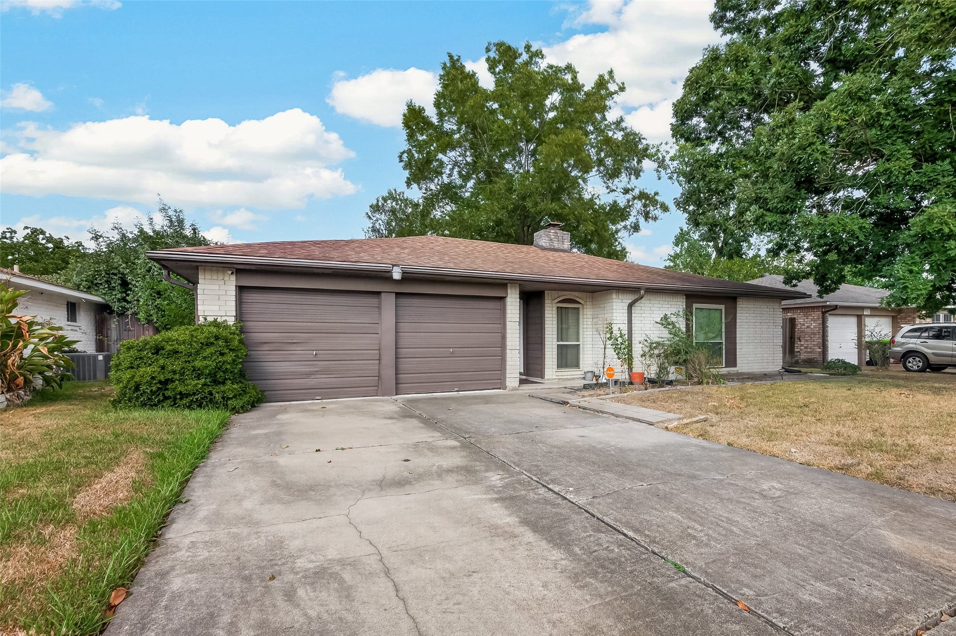 7742 Willow Mint Lane, Houston, TX 77086 Spacious driveway and two car garage