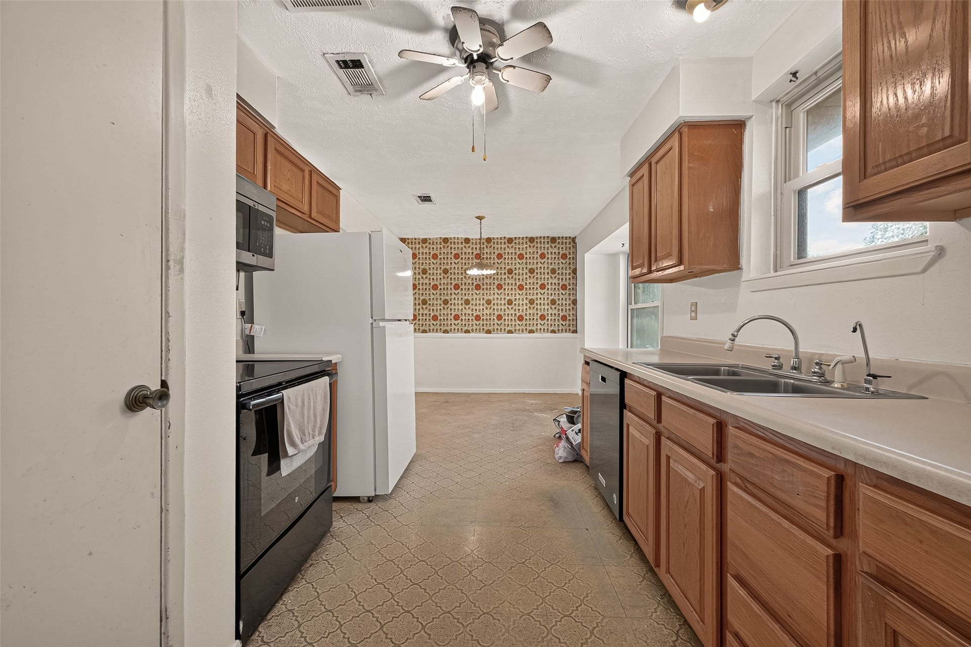 7742 Willow Mint Lane, Houston, TX 77086 Your galley kitchen and breakfast area.
