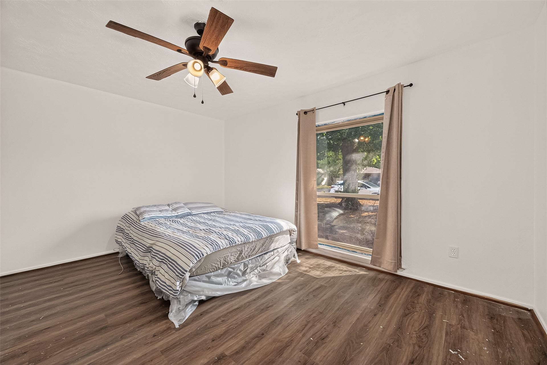 7742 Willow Mint Lane, Houston, TX 77086 Principal bedroom - spacious and lit