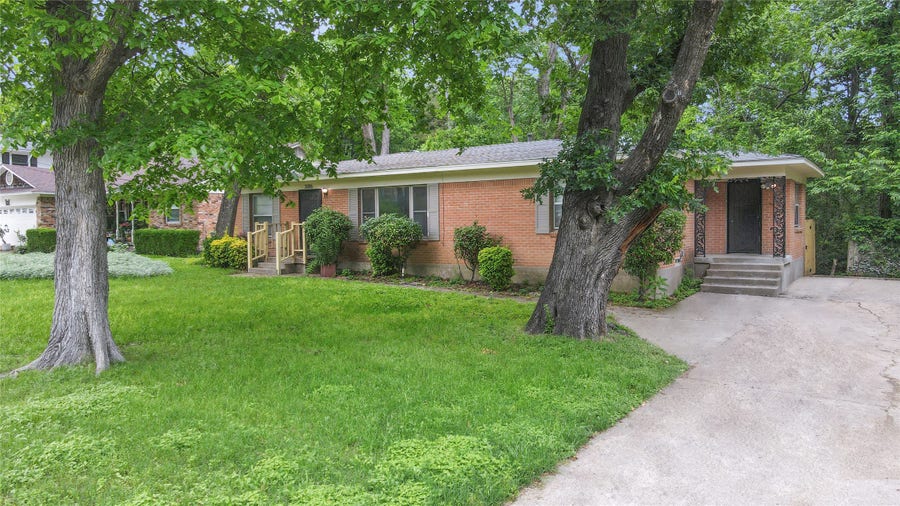 Property photo for 3016 Loganwood Drive, Dallas, TX