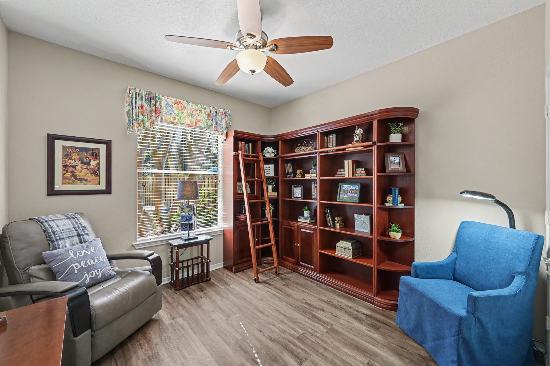 43 S Plum Crest Circle, The Woodlands, TX 77382 1st secondary bedrooms downstairs being used as a library/reading room