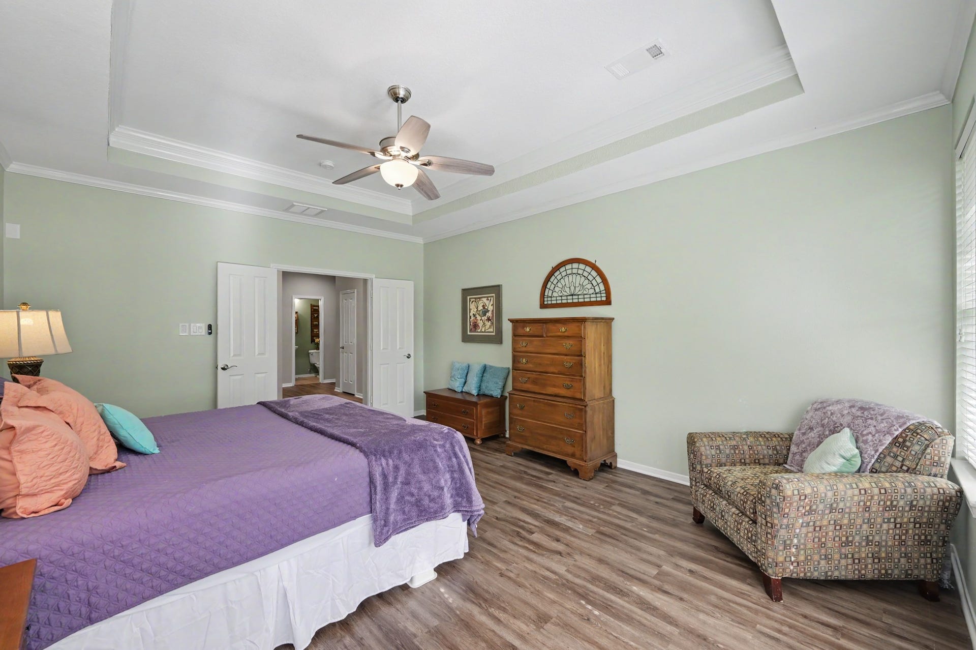 43 S Plum Crest Circle, The Woodlands, TX 77382 Primary bedroom with tray ceilings and lots of space
