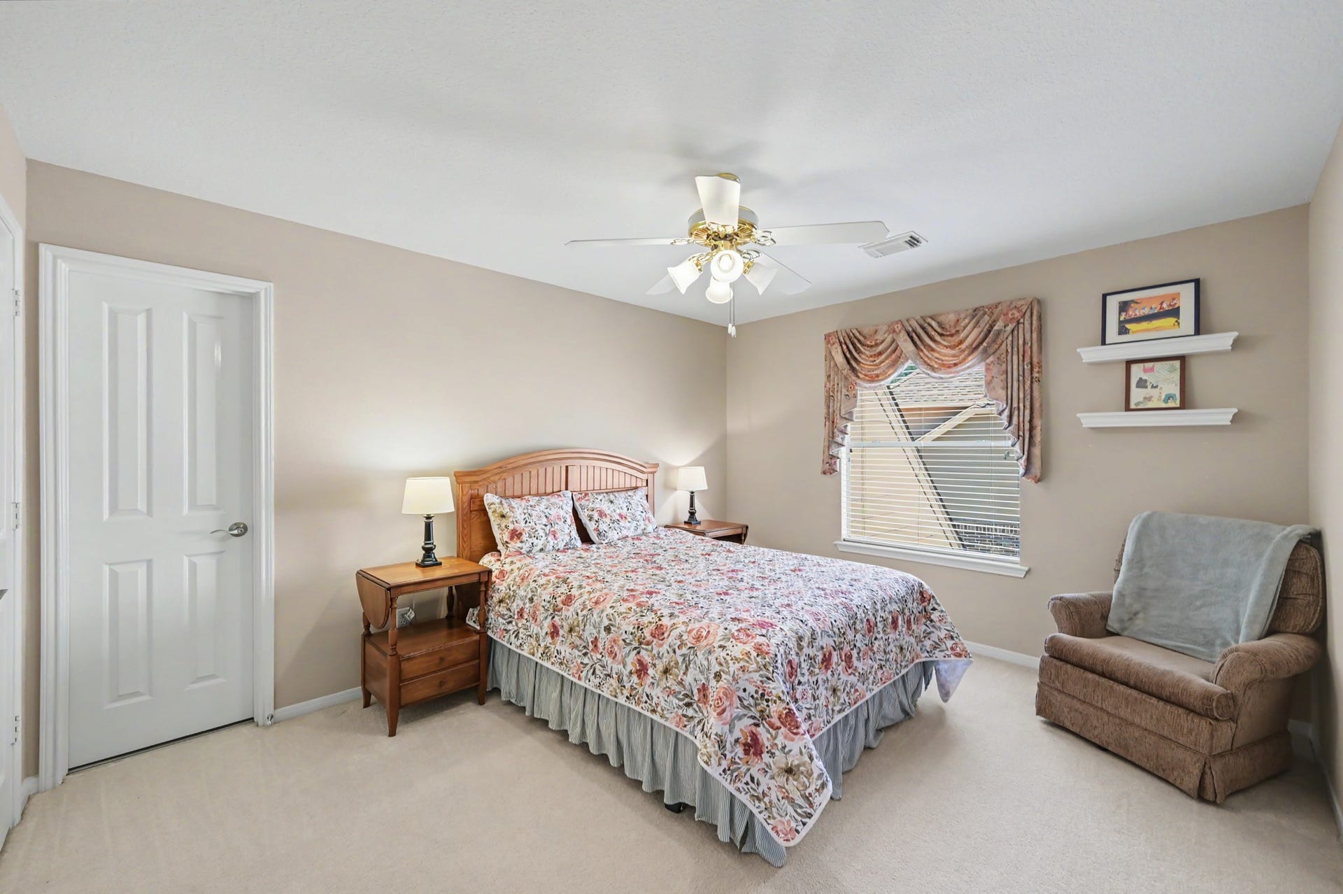 43 S Plum Crest Circle, The Woodlands, TX 77382 Upstairs 1st secondary bedroom