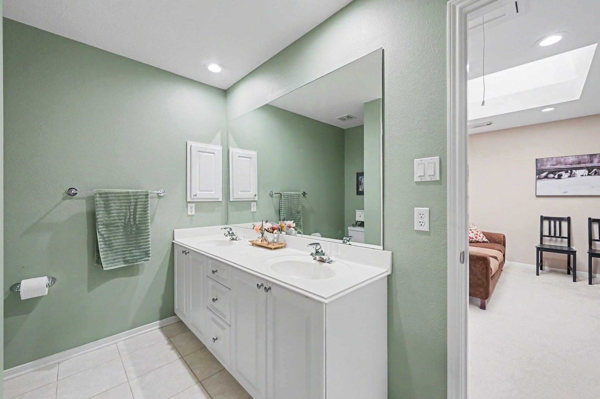 43 S Plum Crest Circle, The Woodlands, TX 77382 Upstairs secondary bathroom