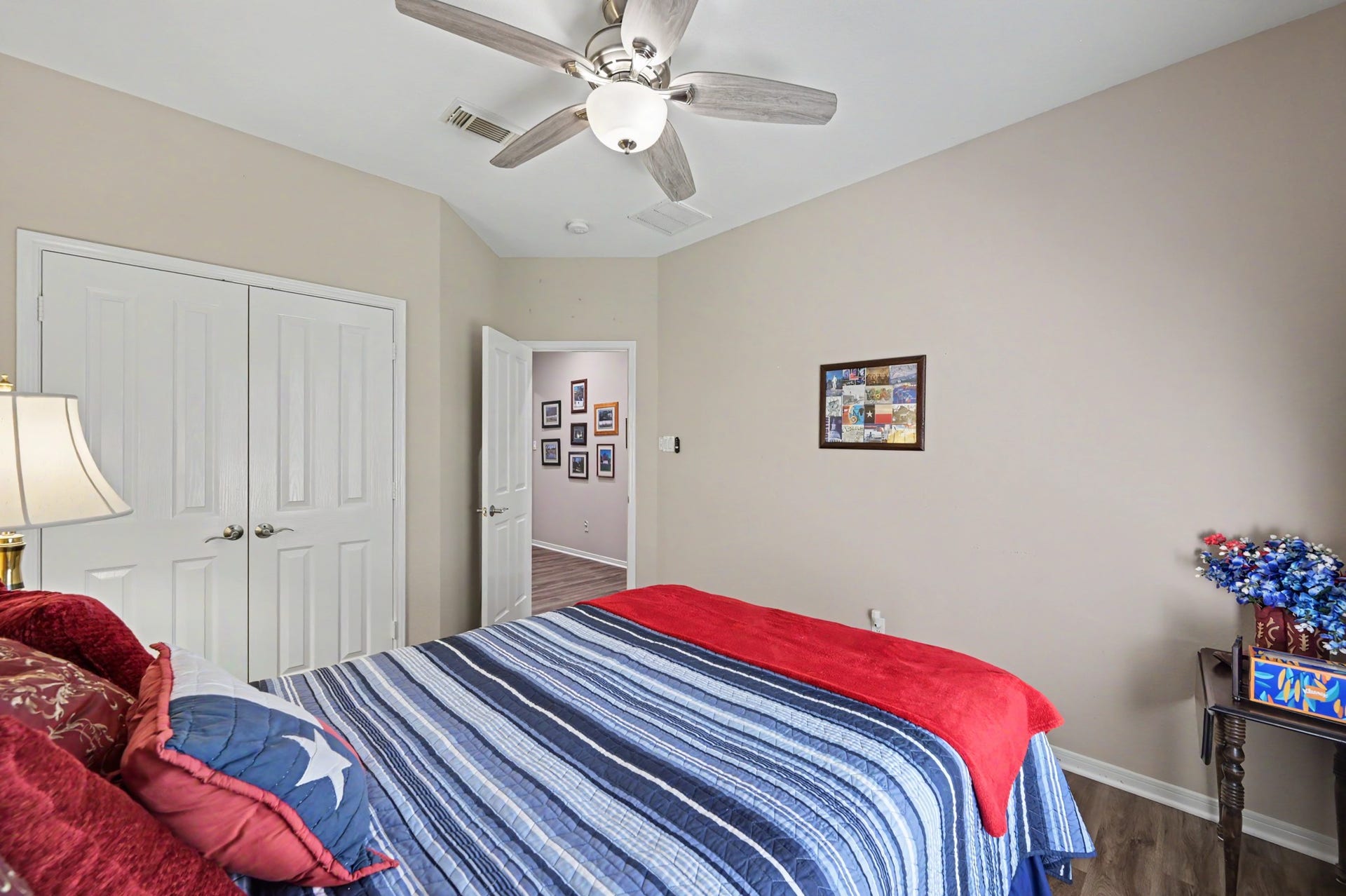43 S Plum Crest Circle, The Woodlands, TX 77382 2nd Secondary bedroom.
Total of 3 bedrooms downstairs