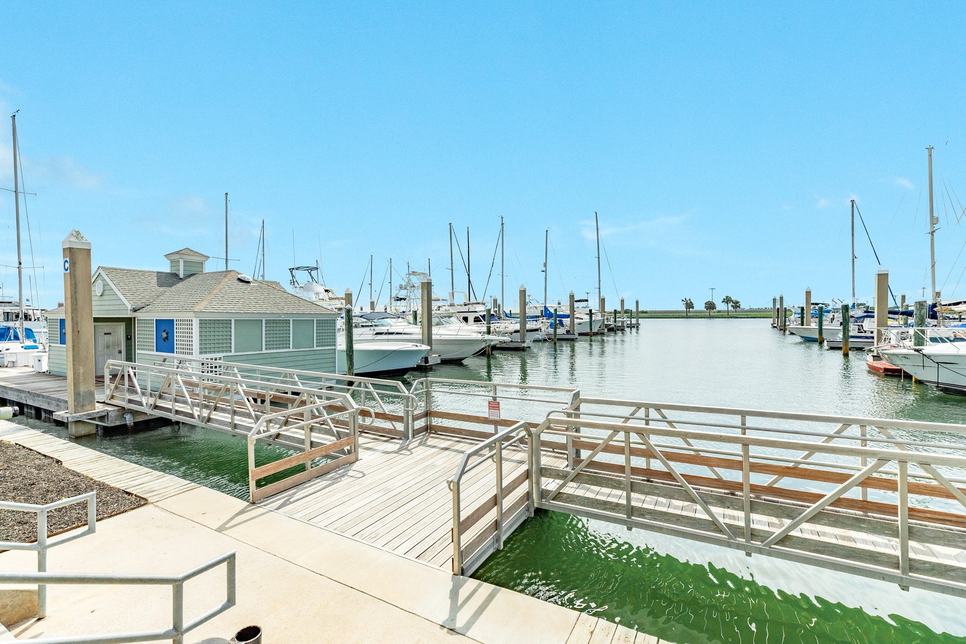 21 Big Torch, Hitchcock, TX 77563 Amenities include boat launches and docks.