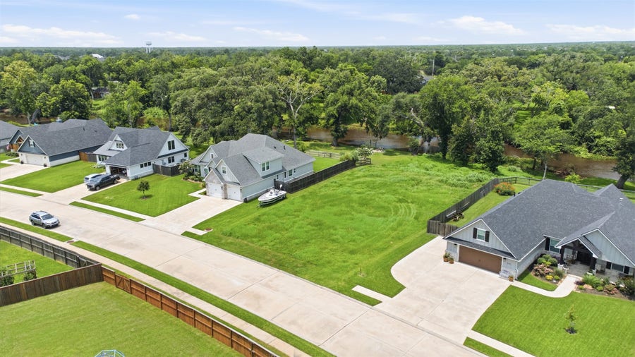 Property photo for 208 Creekside Lane, Lake Jackson, TX