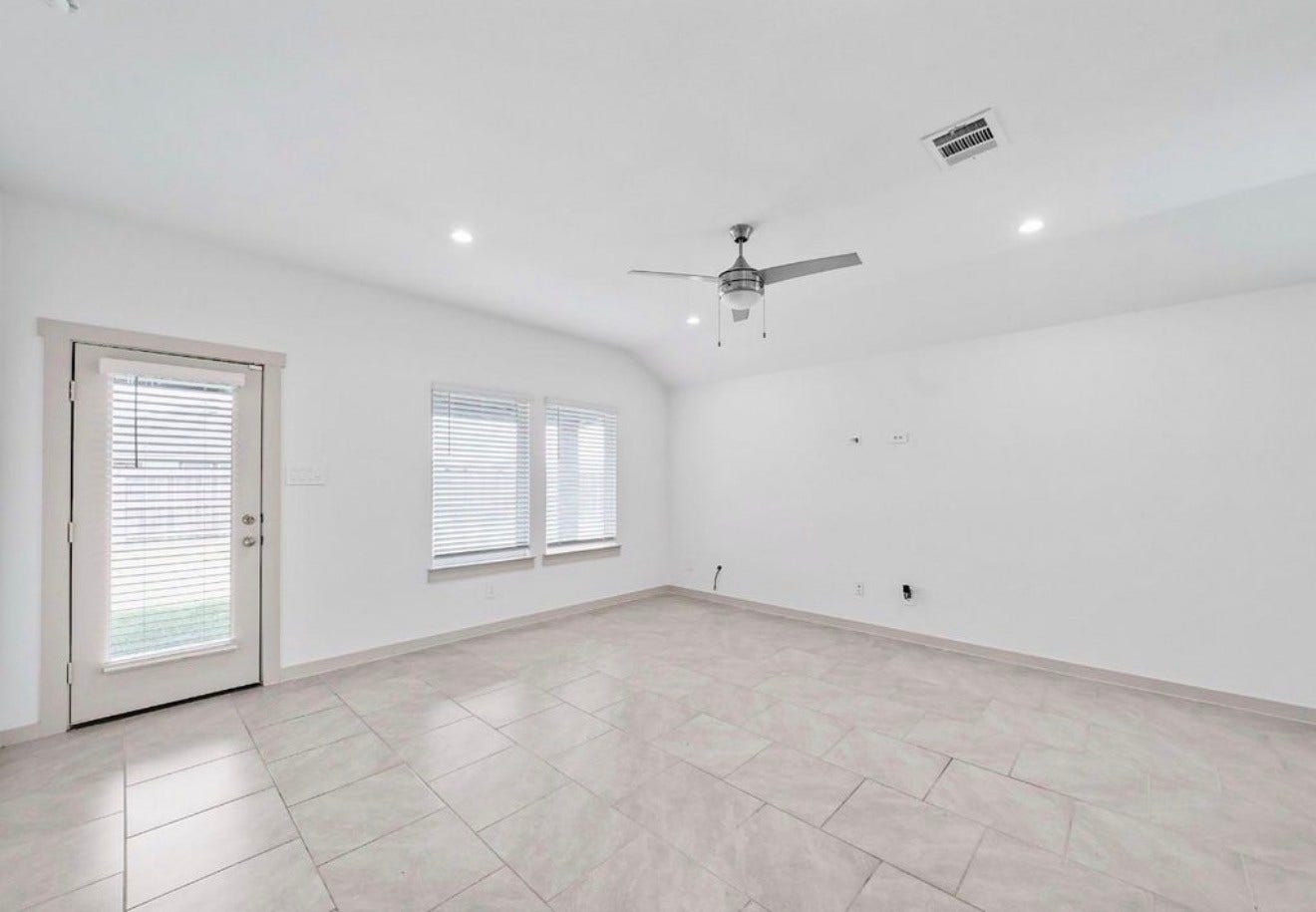 5002 Natchez Trace, Arcola, TX 77545 Living Room