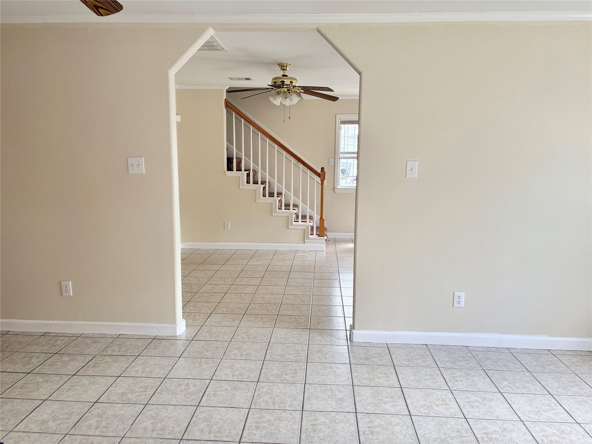 6615 Overlook Drive, Houston, TX 77041 Semi-open layout between living room and kitchen