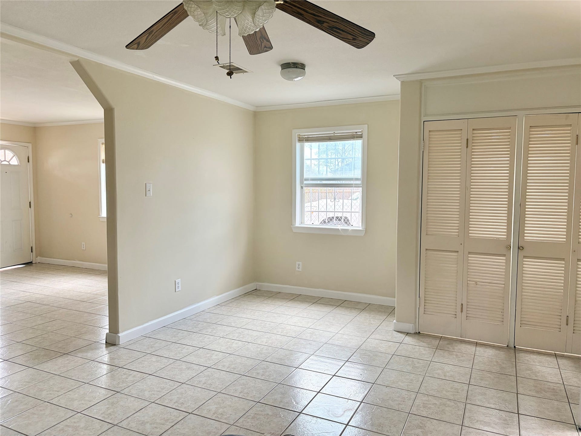 6615 Overlook Drive, Houston, TX 77041 Natural light shines through breakfast area which also includes a washer/dryer connections behind closed doors
