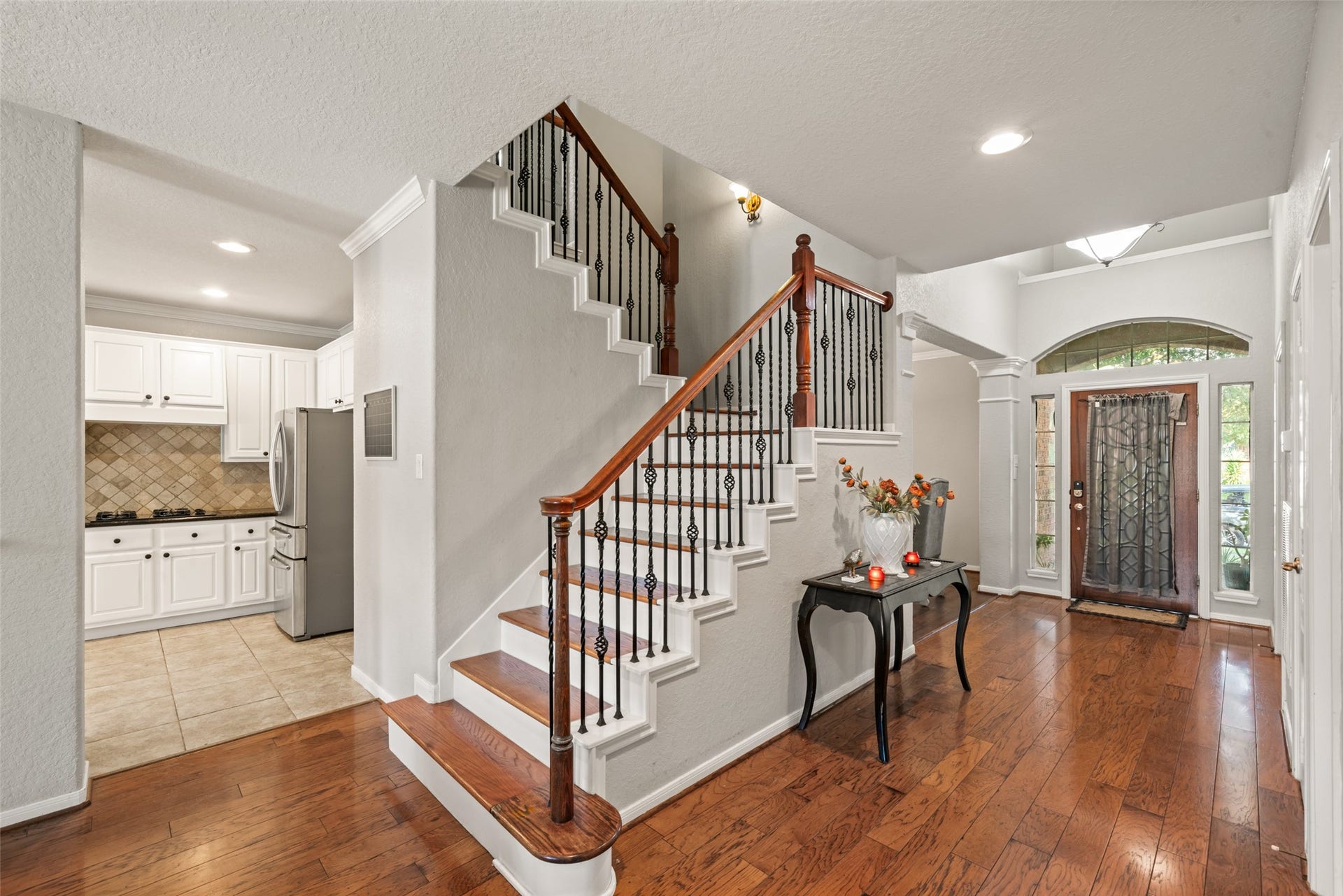 A beautiful hardwood staircase welcomes you to the upstairs living areas.