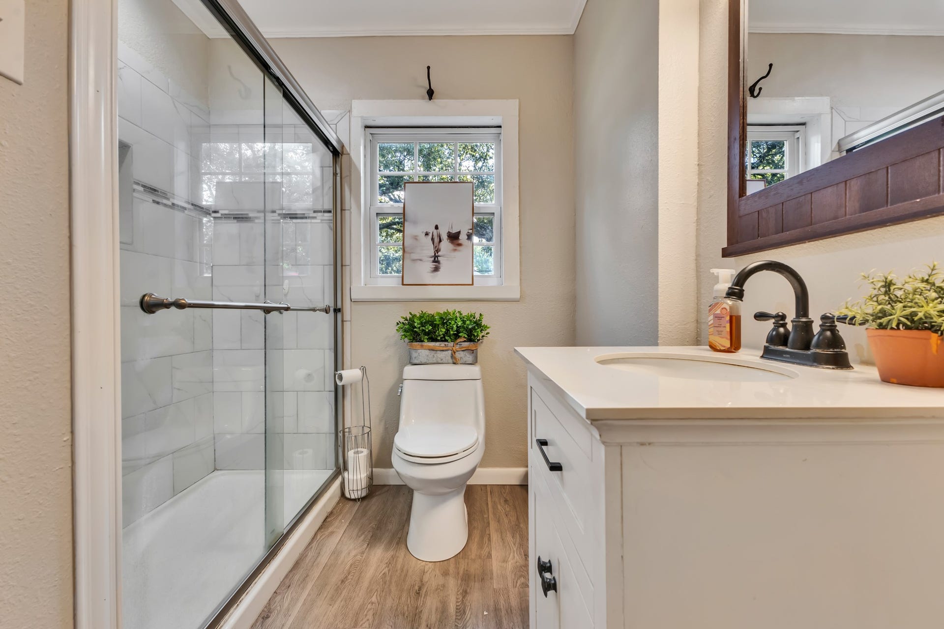 801 18th Avenue N, Texas City, TX 77590 Fresh finishes and a glass-enclosed tiled shower bring modern appeal to this bathroom. The neutral design offers a clean, timeless look that is easy to personalize.