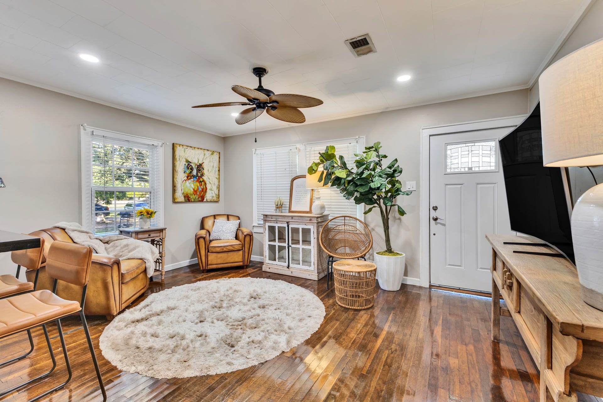 801 18th Avenue N, Texas City, TX 77590 The inviting living room offers the perfect balance of comfort and functionality. With natural light and a layout that connects to the kitchen, this space makes everyday living easy and enjoyable.