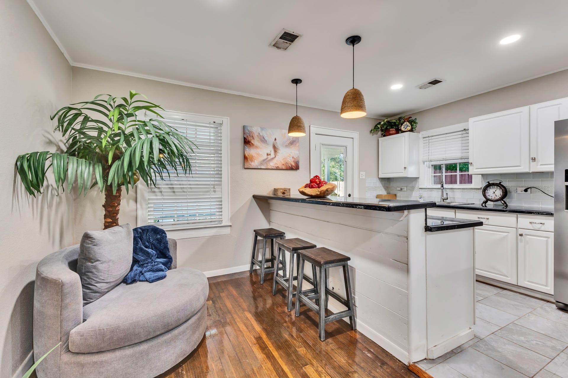 801 18th Avenue N, Texas City, TX 77590 The breakfast bar adds more than visual appeal! It provides a convenient spot for casual dining, morning coffee, or extra seating when entertaining, making the most of the home's layout.