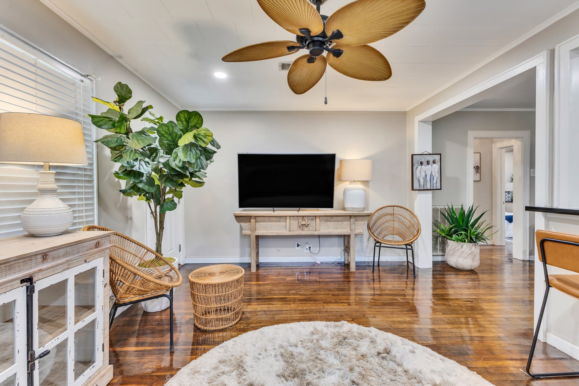 801 18th Avenue N, Texas City, TX 77590 A versatile living area with plenty of possibilities! Whether you're creating a cozy movie-night setting or a comfortable place to entertain, this room offers the flexibility to make it your own.