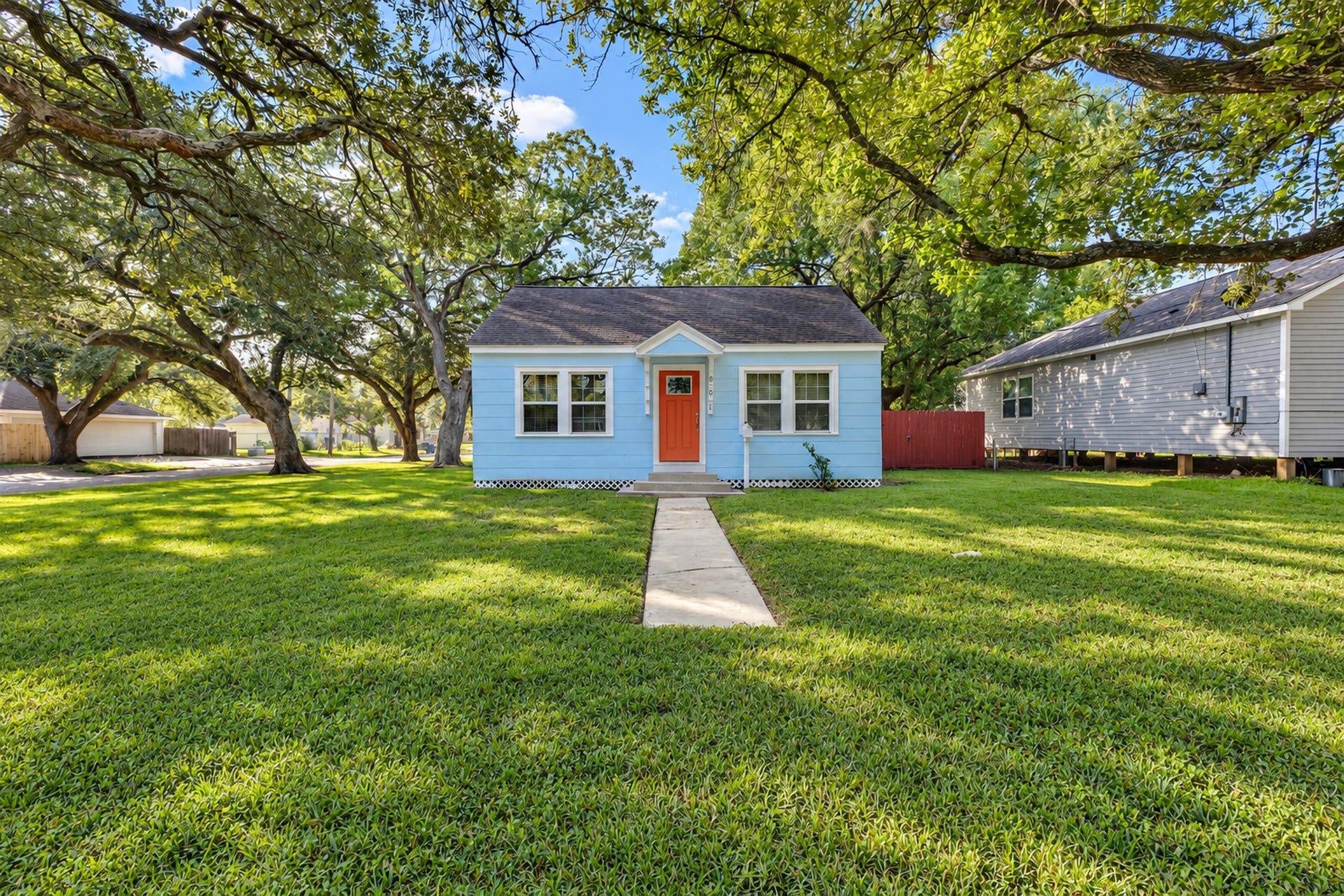 801 18th Avenue N, Texas City, TX 77590 Curb appeal that makes you smile! The cheerful red front door, blue siding, and welcoming walkway give this house personality, while the generous front lawn adds valuable outdoor space.