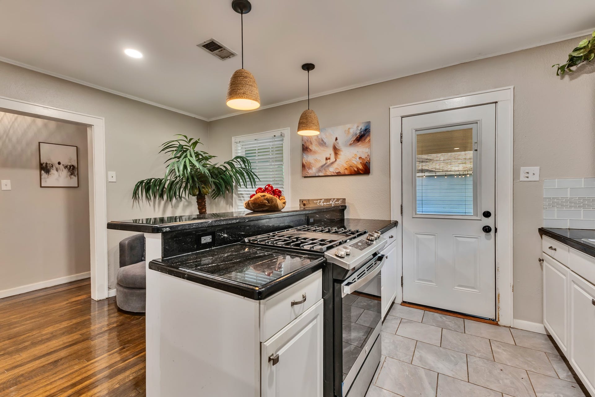 801 18th Avenue N, Texas City, TX 77590 Convenient access from the kitchen to the outdoor area adds flexibility for everyday living. Whether carrying groceries, stepping outside for fresh air, or enjoying outdoor gatherings, this layout makes moving between spaces easy.